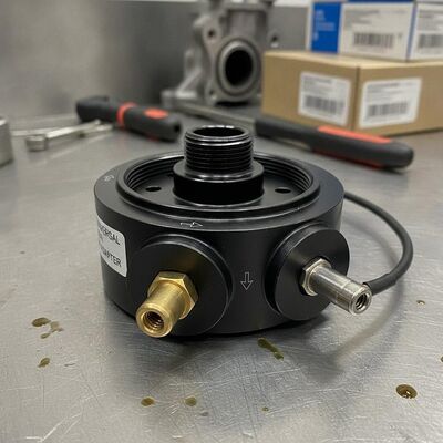 Adaptador universal de placa sanduíche para filtro de óleo, instala-se entre o bloco do motor e o filtro de óleo. Possui 2 portas roscadas dedicadas de 1/8" NPT para instalação de manômetros de pressão de óleo, sensores de temperatura